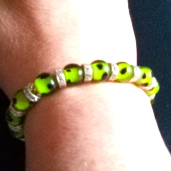 Green Lamp Work Glass bead Stretch Bracelet - Picture 3 of 4